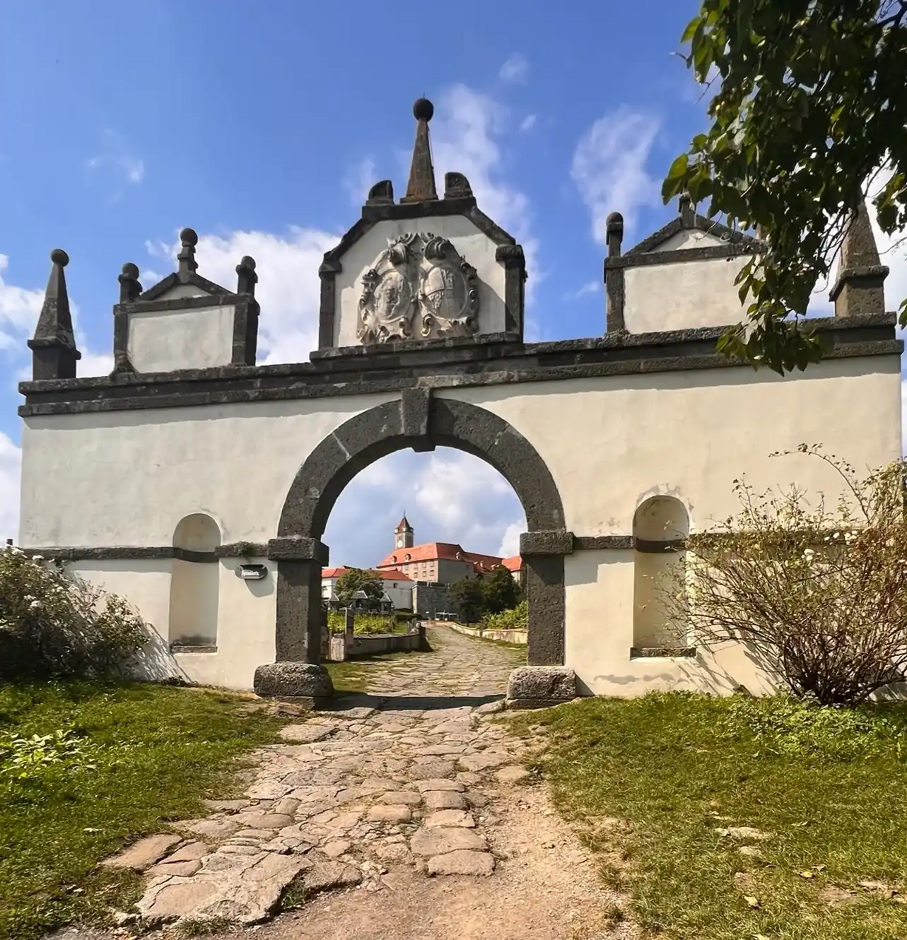 Pyramidentor und Weinkeller