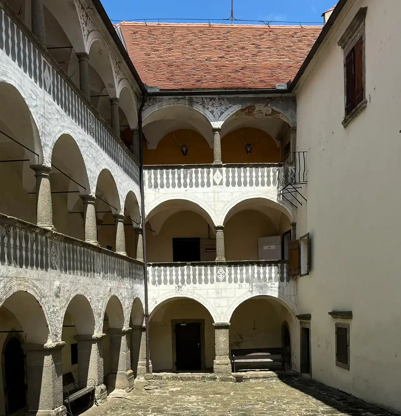 Zweiter Burghof mit Zisterne